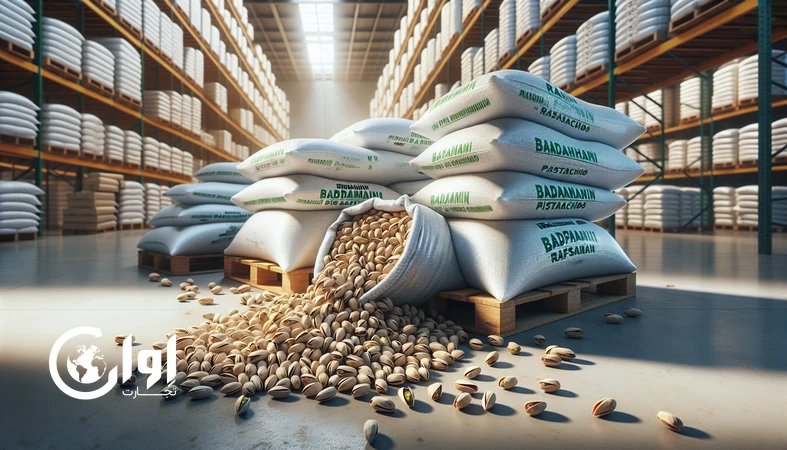 پسته بادامی رفسنجان فله در کیسه و گونی صادراتی روی پالت، مناسب برای خرید عمده و صادرات