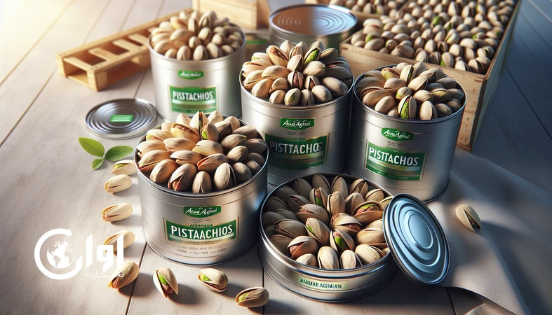 پسته احمد آقایی رفسنجان در بسته‌بندی قوطی و کنسرو پریمیوم مخصوص صادرات با چیدمان حرفه‌ای روی میز و نمایش یکنواختی دانه‌ها