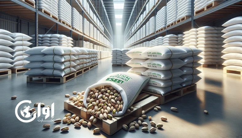 پسته بادامی زرند در کیسه و گونی فله صادراتی روی پالت، مناسب خرید عمده و تأمین پسته برای بسته‌بندی مجدد