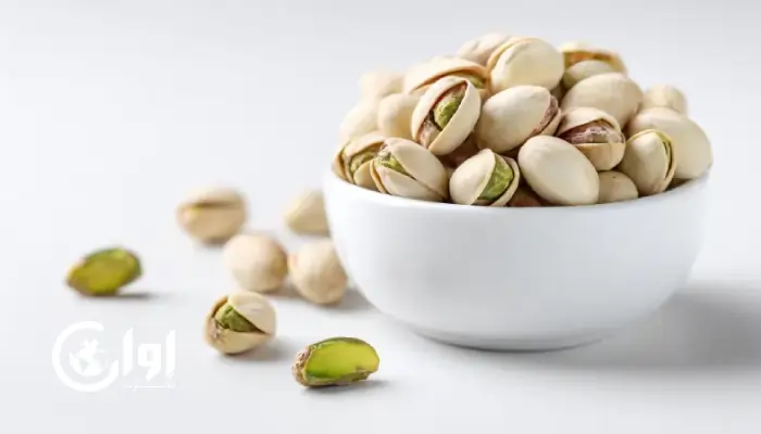 تصویر پسته فندقی در کاسه سفید. اوان تجارت